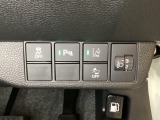 ハンドルの右側にはヘットライトリベライザーとHondaセンシング用のメインスイッチがついています。ヘッドライトリベライザーは道路状況や積荷の加重に応じてライトの高さを調節できます。