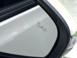 【ブラインドスポットモニター】走行中、ドアミラーの死角になりやすい箇所に後続車が接近するとサイドミラーのレンズに警告を表示!ドライバーに注意喚起をしてくれます。