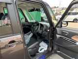 【運転席】座り心地が良いシートなので長時間の運転でも快適にお過ごしいただけます。新品のフロアマットのご注文も可能です。掲載箇所以外にご希望の写真がございましたらお気軽にお問い合わせ下さい。