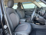 ●前席:ゆったりとしたドライバースペースで、長時間の運転でも快適にお過ごしいただけます。