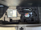 トランクルームのフタを開けると付属の車載工具がございます(^^) 必要に応じて買い足していただくことも可能です!