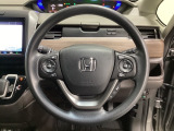 ハンドルにHondaセンシング系のクルーズコントロールやレーンキープアシストなどのスイッチと、オーディオの操作スイッチが装備されています。ハンドルから手を離さず安全に操作できます。