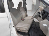 運転席は高さを調整できるハイトアジャスター付きです。