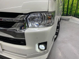【LEDヘッドライト】悪天候や夜間走行時も良好な視界を確保し安心して運転できる高輝度LEDヘッドライトを装備!点灯速度が早く、消費電力も抑えられています。