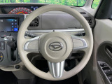 インテリアに合わせたデザインのステアリングは、運転される方のことも考え、運転しやすい形状、大きさです。是非一度、実際に触ってお確かめください。