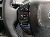 ステアリングには運転中でも簡単に操作できる各種スイッチついてます