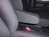 運転席にはアームレストがあります!