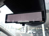 スマートルームミラーがリヤカメラで車両後方の映像ルームミラー表示しをクリアな後方視界を確保してくれます。