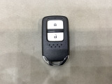 スマートキーを装備しています。鍵を差し込むことなくドアロックの開け閉めと、スタートボタン操作でのエンジンスタートができます。
