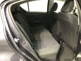 【後部座席】も当然、綺麗・清潔に仕上げております。内装の綺麗なお車は気持ちが良いですし、コンディションのいい車が多いです。これもオススメの1台です。