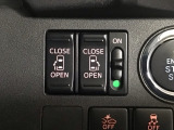 【両側パワースライドドア】両側がパワースライドドアになっており、運転席のスイッチやスマートキーでも開閉が可能です!開口部も広いので乗り降りも楽々♪