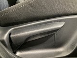 運転席にはドライバーの体型や好みに応じて前後方向だけでなく、高さの調整ができるシートリフターを装備!