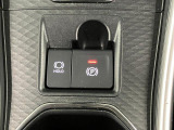 【電動パーキングブレーキ+オートブレーキホールド機能】 指先だけで簡単に操作が可能なパーキングブレーキ、スイッチを押すとブレーキペダルから足を離してもブレーキを保持できるオートブレーキホールド搭載。
