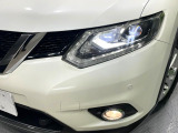 【LEDヘッドライト】悪天候や夜間走行時も良好な視界を確保し安心して運転できる高輝度LEDヘッドライトを装備!点灯速度が早く、消費電力も抑えられています。