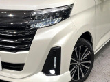 【LEDヘッドライト】悪天候や夜間走行時も良好な視界を確保し安心して運転できる高輝度LEDヘッドライトを装備!点灯速度が早く、消費電力も抑えられています。