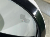 ◆ブラインドスポットモニター『左右斜め後ろを平行して走る車を認識し、車線変更の際に危険を察知するとドライバーへ警告を促します。夜・雨・トンネル内など走行時の環境が悪い時ほど便りになる安全装置です。』