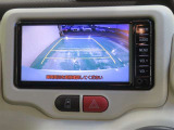 車両後方の映像を映すバックモニター。進路を確認しながら安全に車庫入れできます。