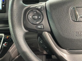 ステアリングにオーディオ操作スイッチが付いています。オーディオ画面に直接タッチしなくても操作が出来ますので、運転に集中できます。