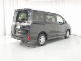 バックカメラが付いているので後方確認が非常にしやすいです。今や運転初心者も熟練者も必須装備!ついていて損はないですね♪