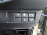 パーキングセンサーや横滑りを防ぐVSA等のスイッチ類は運転席の右側、手の届きやすい位置にあります。