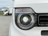 【LEDヘッドライト】悪天候や夜間走行時も良好な視界を確保し安心して運転できる高輝度LEDヘッドライトを装備!点灯速度が早く、消費電力も抑えられています。