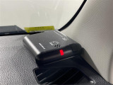 【ETC】有料道路を利用する際に料金所で停止することなく通過できる、ETC車載器(ノンストップ自動料金収受システム機器)が装備されています。セットアップを行うことで利用可能になります。