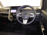 運転席まわりです。 各操作スイッチは使いやすい位置に配置されてます。