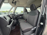 助手席側からも簡単に運転席へ移動出来ます。