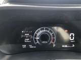 大型メーターで視界も良好な運転席廻りです。運転時の視線移動が少なくて済むので、安全性にも一役かってくれます。