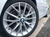 ●純正17インチアルミホイール:輸入車ならではの卓越した走りを支えるホイールと足回りです!日本車の走りに慣れている方にもぜひ体感して頂きたいほど、高いレベルでまとまっています!