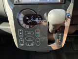 オートエアコンでパネルタッチするだけで操作が可能です(^^)☆AUTOにすれば簡単に車内の空調を快適に調整してくれます!
