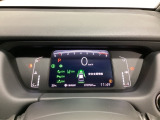 デジタル表示のスピードメーターとタコメーター、燃費やオドメーターなどの表示の他に、ホンダセンシング機能などの表示もできる多機能なマルチインフォメーション・ディスプレイです。