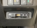ハンドルの右下にETCがついています。高速道路の料金所の通過も楽々です!。 カードの取り出しもしやすい場所についています。
