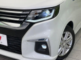 【LEDヘッドライト】悪天候や夜間走行時も良好な視界を確保し安心して運転できる高輝度LEDヘッドライトを装備!点灯速度が早く、消費電力も抑えられています。