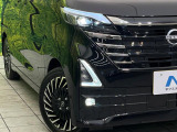 【LEDヘッドライト】悪天候や夜間走行時も良好な視界を確保し安心して運転できる高輝度LEDヘッドライトを装備!点灯速度が早く、消費電力も抑えられています。