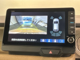 リバースギアに入れるだけで後方の表示へ切り替わります。夜間や雨の日の駐車も楽になりますよ。