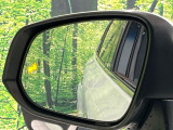 【ブラインドスポットモニター】走行中、ドアミラーの死角になりやすい箇所に後続車が接近するとサイドミラーのレンズに警告を表示!ドライバーに注意喚起をしてくれます。