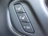 運転席に電動のシートアジャスターが付いております。体型にピッタリ合わせることが出来て快適なポジションでドライブする事が出来ます。運転席には、調整位置を登録・呼び出しできるメモリー機能付き。