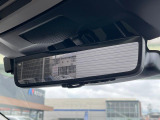 【スマートリヤビューミラー】後席の大きな荷物や同乗者で後方が確認しづらい時でも安心!カメラが撮影した車両後方の映像をルームミラー内に表示。クリアな視界で状況の確認が可能です!