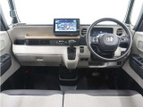 ◆視界広々で非常に運転しやすくロングドライブでも疲れを感じさせないすっきりとまとまったインパネ周りです。