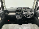 【インパネ】運転のしやすさを最優先に設計された見晴らしの良いフロントビュー。車両間隔が掴みやすく狭い道でも安心♪「安全」と「品質」を最優先に、安心してお乗りいただけるクルマを提供いたします。