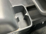 手の届きやすいところにドリンクホルダーがあります