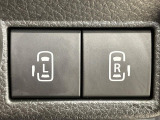 【両側パワースライドドア】スマートキーや運転席のスイッチで後席両側スライドドアの開閉が可能♪電動だから力を入れてドアを開ける必要が無く、小さなお子様でも簡単に開け閉めでき快適です♪