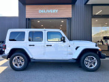 台形ホイールアーチはJeep伝統のデザインです。採用している理由は諸説ありますが、オフロードを走行する際にタイヤとボディが干渉しあわないよう配慮した作りにするためとなります。