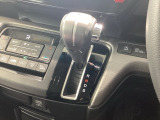 インパネシフトを採用しているので、前席の足元も広々としています。運転席と助手席の行き来もスムーズです!