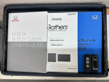 スマートキーは鍵をバッグに入れたままでもドアロックの開閉やエンジンのON・OFFができます。夜間や雨の日も鍵を探さなくて良いので便利です。