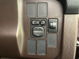 【電動格納ミラー】サイドミラーは電動格納式となっており、狭い駐車場でもキズがつくリスクを抑えられます。