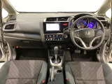 車内は光触媒抗菌消臭施工済です。スタイリッシュなデザインで暖かみのあるインパネ周りを演出します。グローブボックスやカップホルダーのほかにトレーなどたくさんの収納スペースが装備されています。