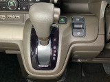 CVT車のセレクトレバーです。低速から高速まで、変速ショックのないスムーズな走りと、エンジン効率のよい領域を維持して燃費にも貢献します。サイドブレーキはスイッチ操作の電子制御パーキングブレーキです。