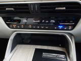 ハンドルヒーターにシートヒーター、エアコンはオートエアコンで快適に運転が出来ます。